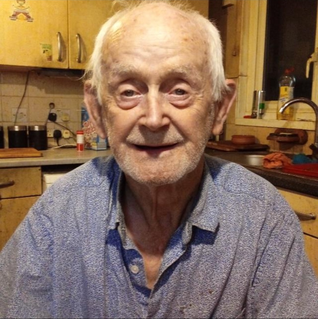 BREAKING: Man pleads guilty to fatally stabbing busker, 87, while riding mobility scooter mirror.co.uk/news/uk-news/b…