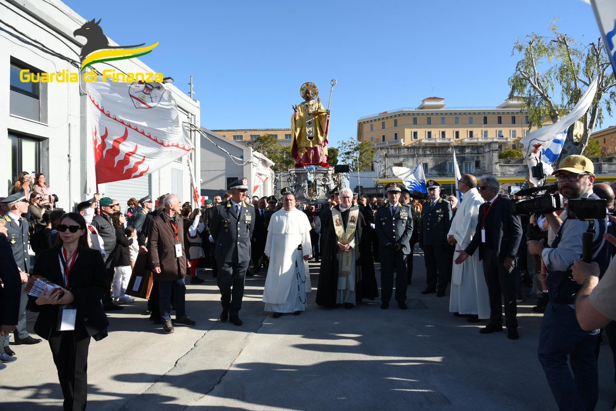 La #GuardiadiFinanza di #Bari accoglie la statua di #SanNicola in processione presso la sede della Stazione Navale. 
#NoiconVoi 
#nellaTradizioneilFuturo