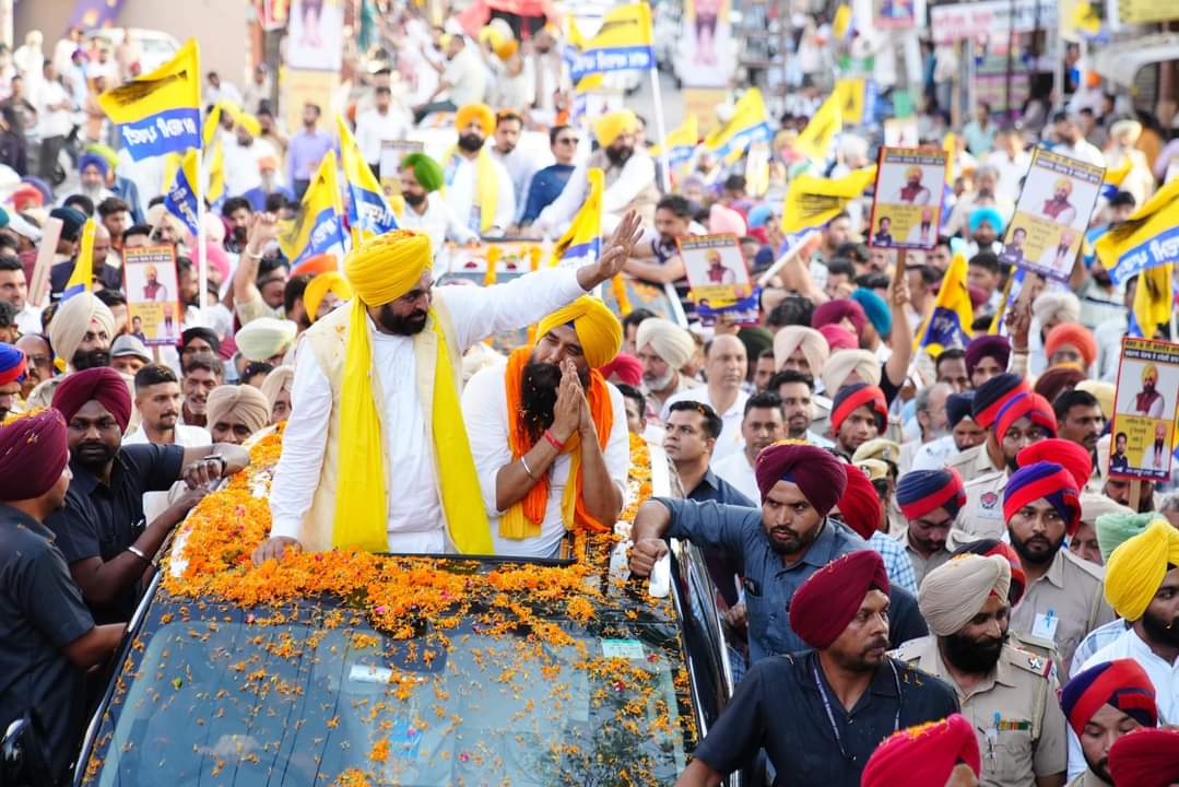 The AAP's TSUNAMI in Punjab 🔥 The massive public support in CM @BhagwantMann's roadshow at Ropar, in favour of AAP candidate from Sri Anandpur Sahib Lok Sabha @kang_malvinder 👇