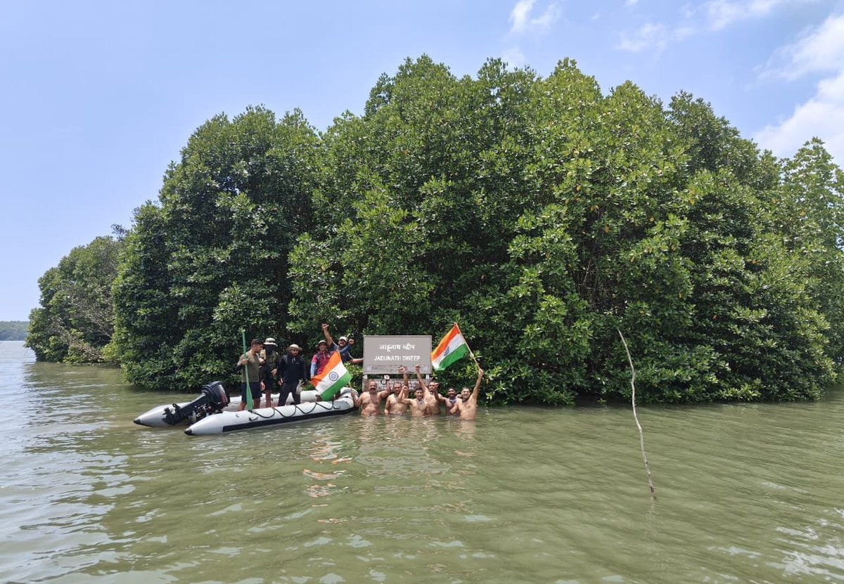 As part of the tri-services Andaman and Nicobar Command’s expedition Paralmvir to swim to the islands named after 21 #ParamVirChakra awardees, the team of ANC personnel reached Yogendra Dweep and Jadunath Dweep. On 27th April they swam and reached two  islands: @AN_Command