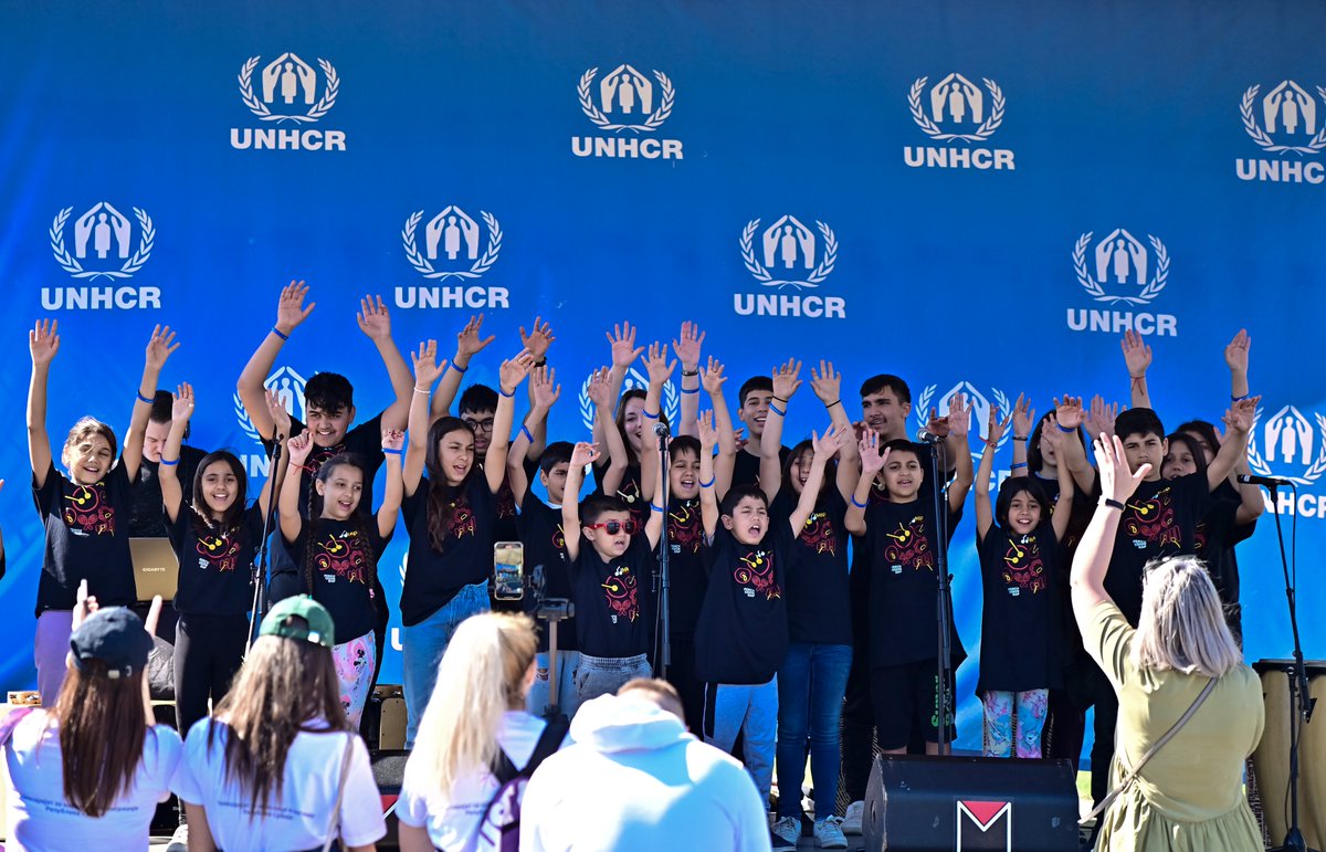 Runners at the @Bgd_maraton felt an amazing energy by our stage, fueled by song and dance. A children's choir cheered them on, while @Refugees from Ukraine and Burundi inspired every step. Grateful to the #RunWithRefugees team and @KIRS_SRBIJA for joining us at the marathon.