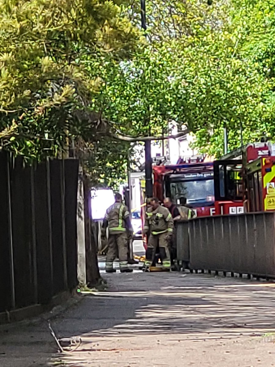 Flat fire. Valence rd is closed. #bethnalgreen