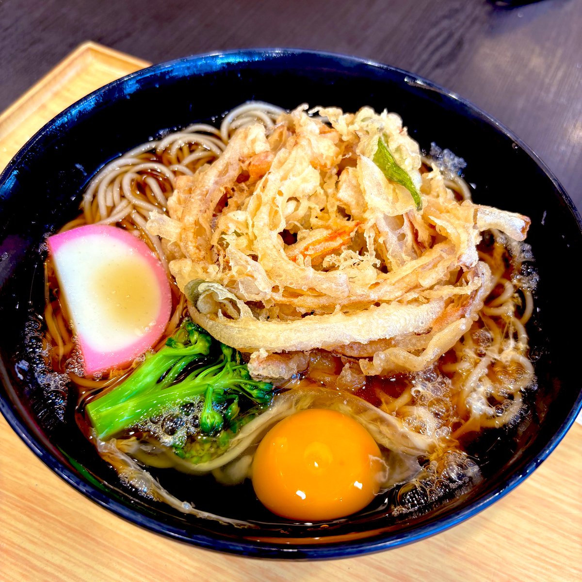 小諸そば 新橋店
かき揚げ天玉そば

茹でた麺を水でしめて、もう一度お湯で温めるスタイルがいいんですよ😆