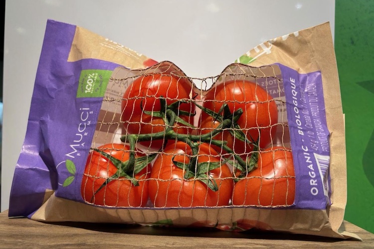 Congrats to the New Product Showcase winners during #FreshWeek in Vancouver. 1 of the 4 awards went to @MucciFarms for Best Packaging Innovation. @CPMA_ACDFL thegrower.org/news/cpma-anno…