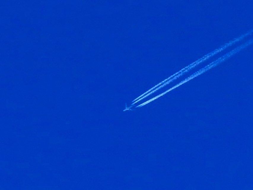 @Sapporo_315 うちの上空を通過して行ったB744大韓航空です。4本の飛行機雲のラインがカッコいいです