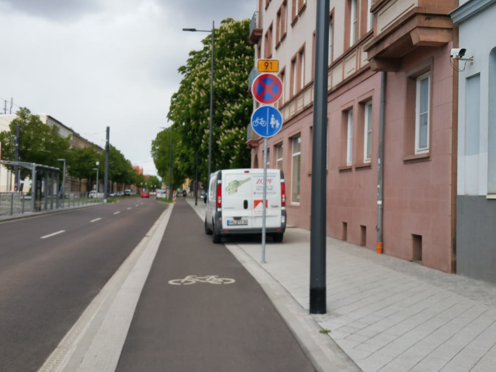 Merseburger Straße, auf Höhe #Huttenstraße, @stadt_halle Auf der Fahrbahn herrscht absolutes Haltverbot, deswegen lieber auf dem Geh- und #Radweg parken. Das sind ja keine gleichwertigen Menschen, die da laufen/fahren. 🙄 #runtervomgehweg #runtervomradweg