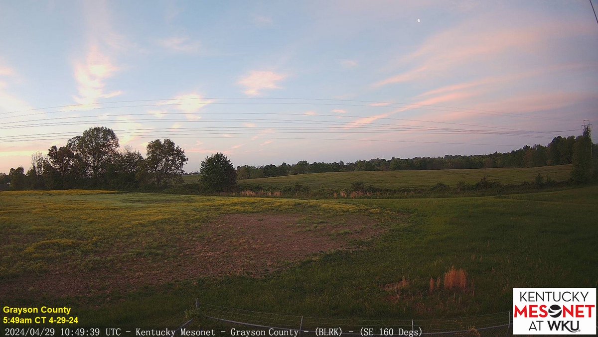 High clouds appeared like cotton candy in the skies over the Commonwealth on what is the start of #KentuckyDerby150 week! 👀at the waning gibbous moon 🌖from our shot facing SE in Grayson Co. near Leitchfield! Expect clouds to thicken today with rain on the approach. #kywx