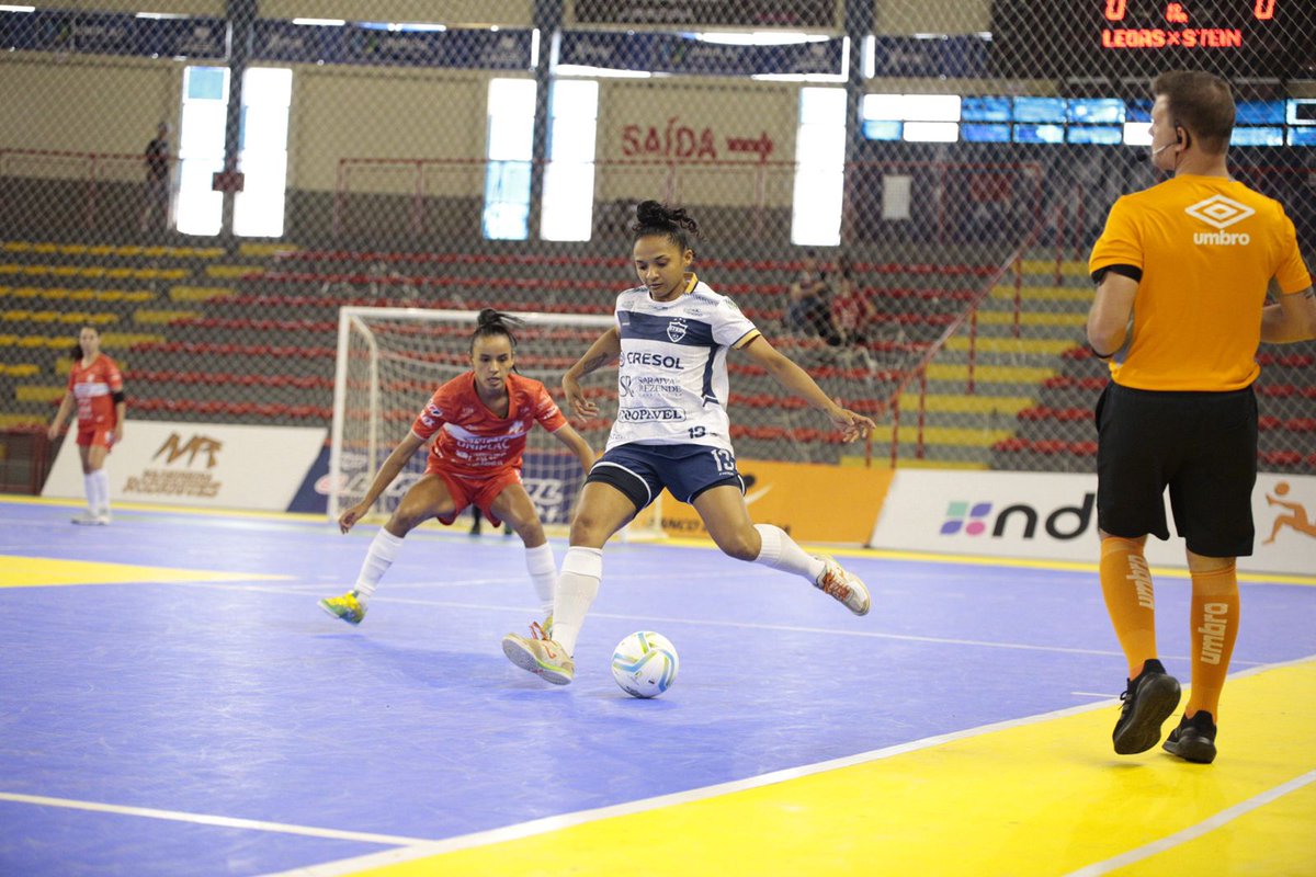 LigaLff's tweet photo. Pela 2ª rodada, o Stein Futsal garantiu +3 pontos ao vencer as @LeoasDaSerra em Lages, SC.
Com a vitória por 4x0, o time de Cascavel manteve a invencibilidade na na LFF @sicredi
📸: Ana Martinazzo | Fom Conradi
#lff2024 #lffofcial #futsalfeminino #futsaldelas #lffsicredi2024 https://t.co/TmckGpJzhv