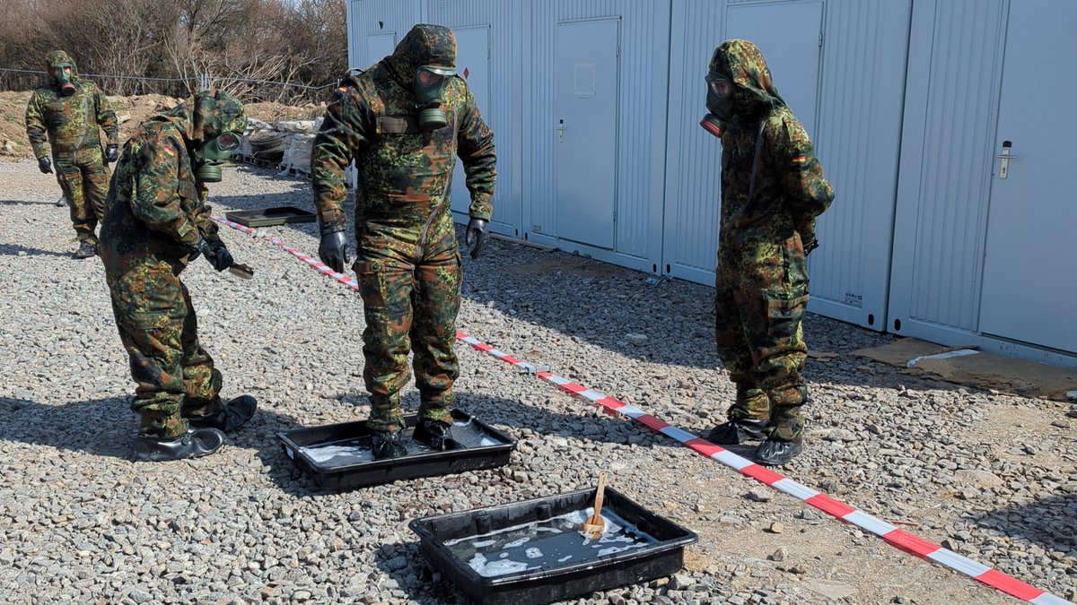 Kräfte der #BundeswehrimEinsatz in der #eVA Slowakei trainieren den Betrieb einer Dekontaminationsstraße für Personal. Mit dieser Fähigkeit können sie im Ernstfall bis zum Eintreffen der ABC-Abwehr die operationelle Dekontamination übernehmen. Mehr unter: bundeswehr.de/de/einsaetze-b…