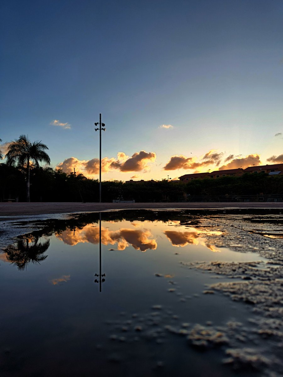 Amaneciendo en #LasPalmasdegrancanaria 
#reflejos #reflections
#amanecer #sunrise 
#nubes #clouds 
#GranCanaria