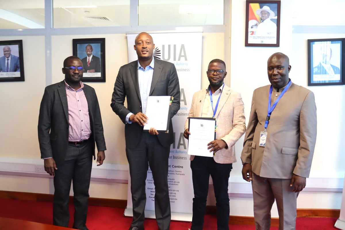 @ugandainvest Director General @mukiza_robert signs contract for feasibility studies for Kisoro & Jinja Industrial Parks with Lagan represented by Eng. Andrew Bemanya & Abubaker Technical Services represented by Managing Director Juma Kalema @KagutaMuseveni @HonAniteEvelyn