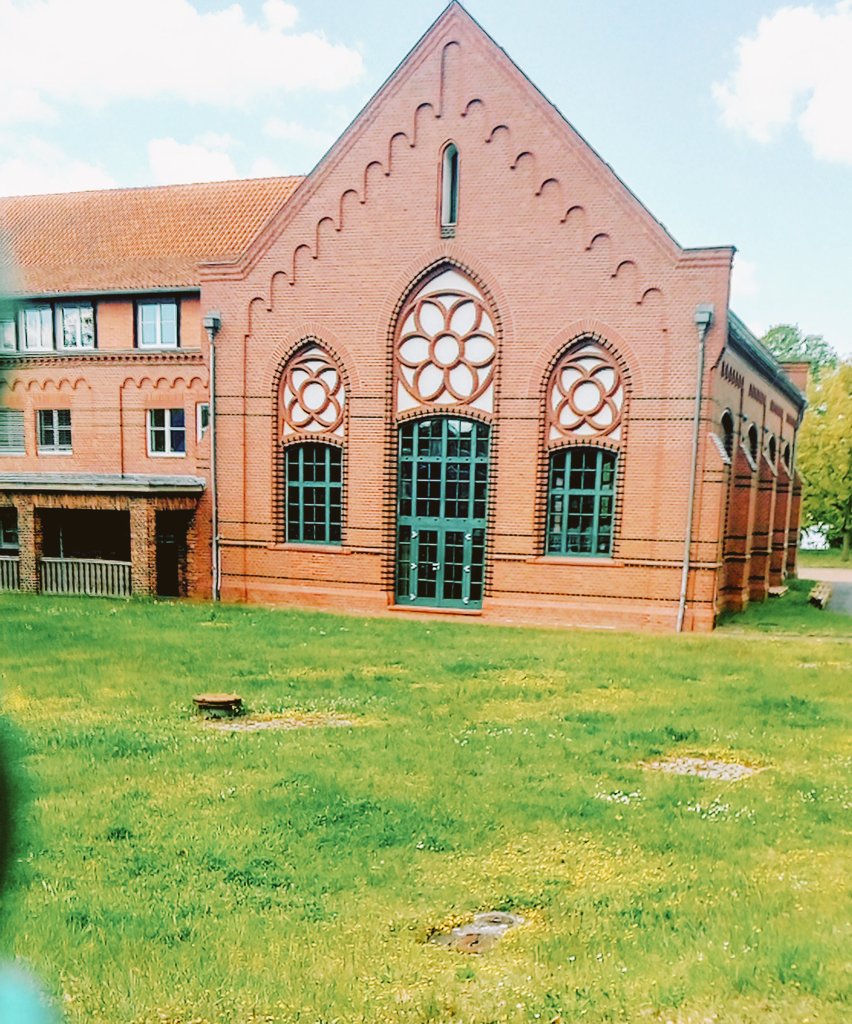 Blick durch den Zaun auf ein historisches Gebäude auf dem Gelände des Wasserwerks Beelitzhof 

#LoveBerlin