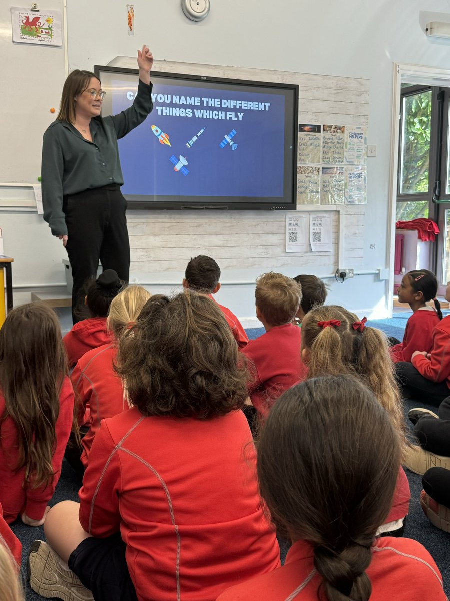 MrsBrown3EB's tweet image. #3EB had a fantastic start to #WorldofWorkWeek with a visit from Madeleine who talked to us about her job in aerospace! ✈️ 🚀 🚁 Diolch Madeleine! @llandaffcity