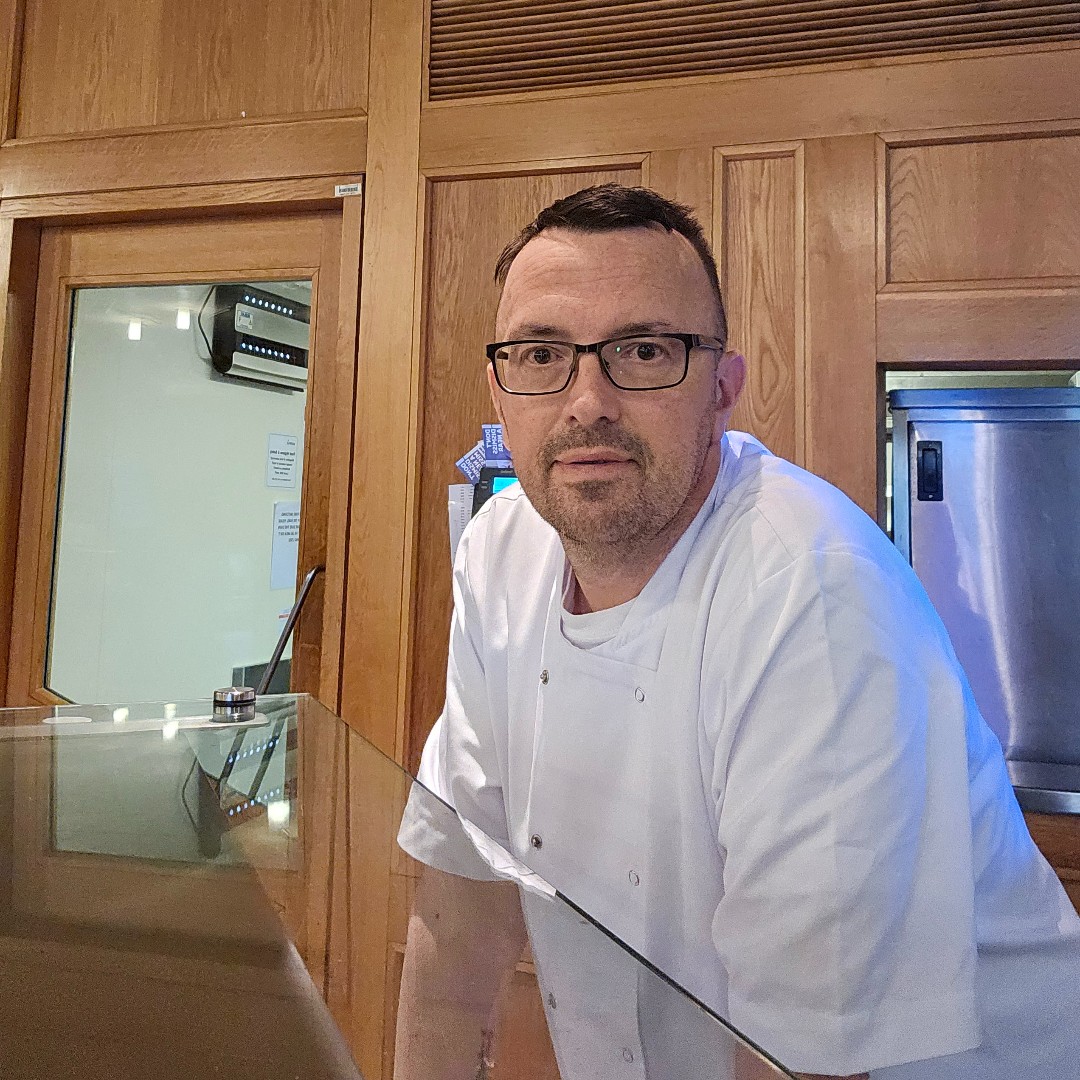 Congratulations to Stuart Rose, an executive chef facing kidney disease whilst catering for Scotland's parliamentarians and global leaders. Despite dialysis 3x a week, he's up for the 2024 Culinary Hero Award by @Craft_Guild 🍽️ ☑️ Vote for Stuart here: bit.ly/3UDsd28