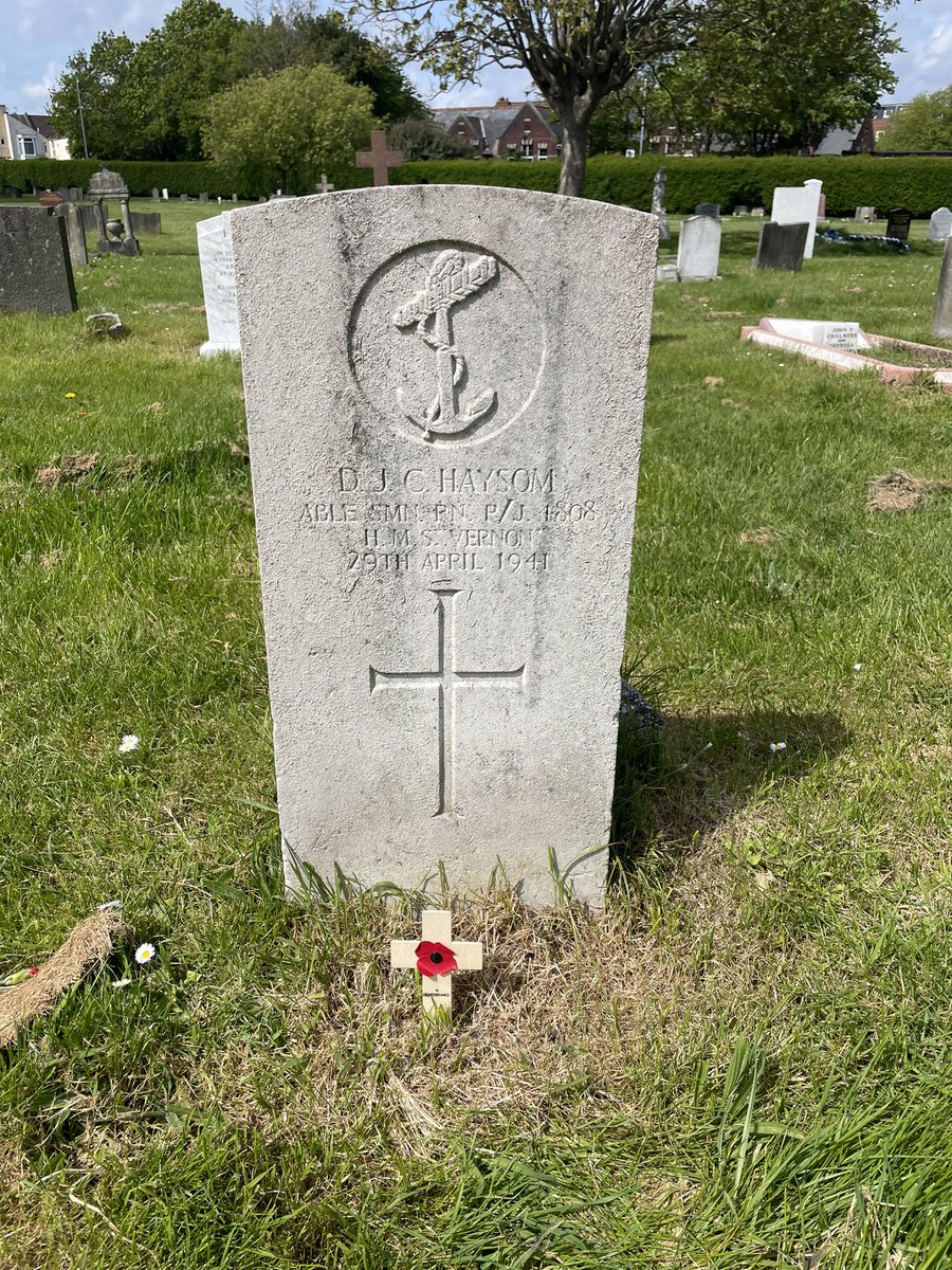A lunchtime visit to pay my respects to the fallen in @CWGC Kingston Cemetery,and they include a casualty of war,who died #OnThisDay in 1941,and is laid to rest there 🙏🏽 #RIP Able Seaman Douglas Haysom,RN,HMS Vernon #LestWeForget