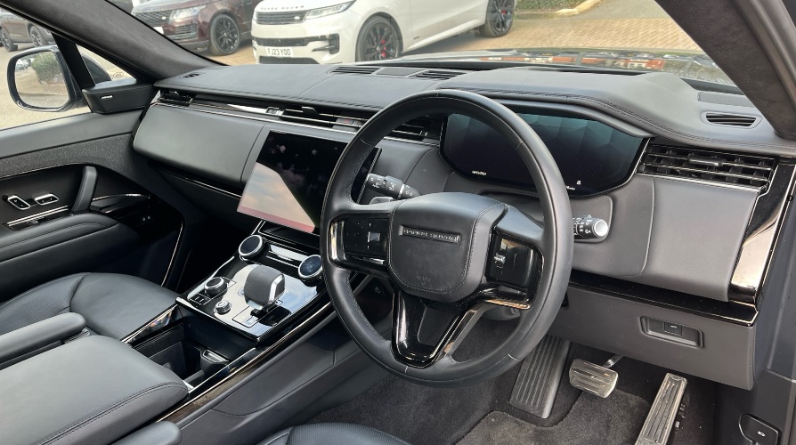 #LandRover Of The Week at Marshall #LandRover #MeltonMowbray is this 2023/72 Rover Autobiography 3.0 D300 finished in Carpathian Grey Metallic.

Call now on 01664 882710 or visit marshall.co.uk/used-cars/1753…
