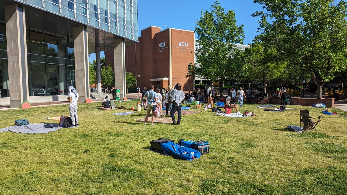 Happening now on VCU campus in Richmond, Virginia. A protest in support of Palestine is happening in front of the Cabel library.