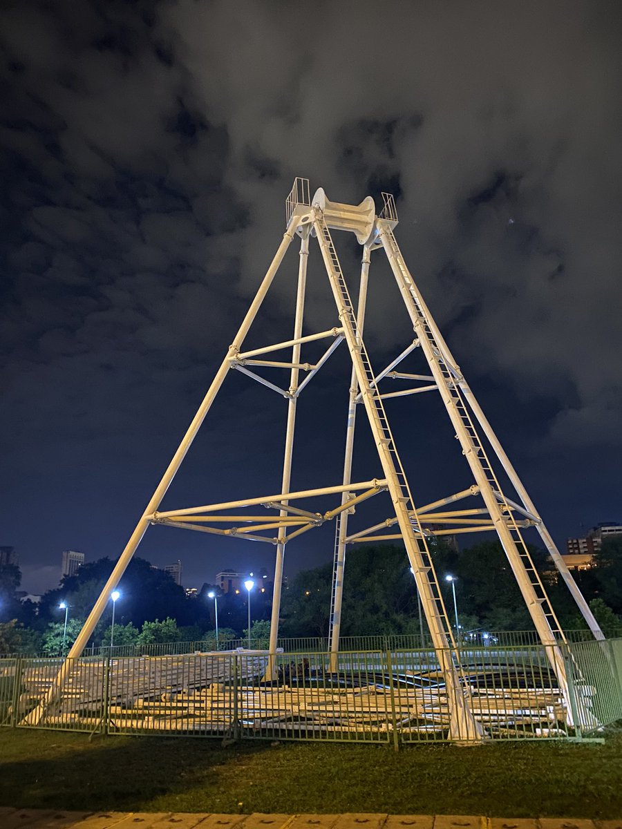 Me da curiosidad saber que es este montaje que hace más de 1 mes se está realizando en la Costanera <a href="/AsuncionMuni/">Municipalidad de Asunción</a> me ayudan a tener una respuesta, o algún buen samaritano.
