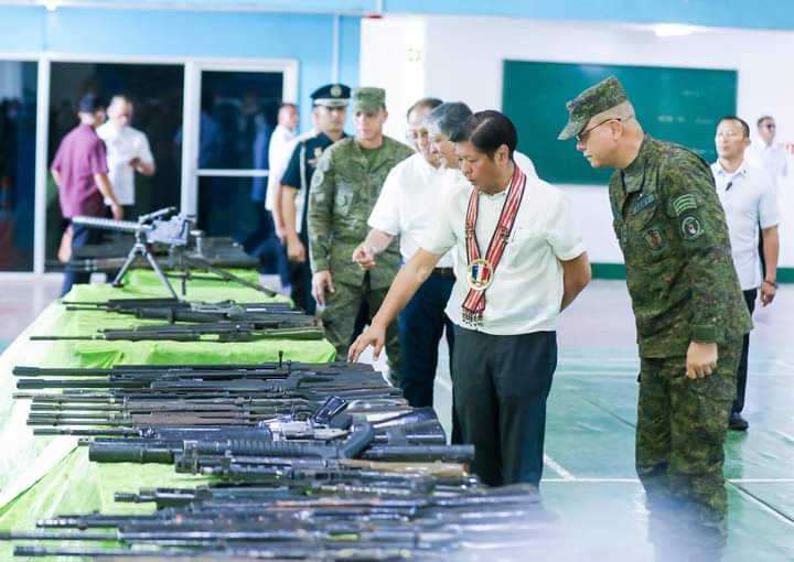 Binisita ni PBBM ang mga sundalong nagpapagaling sa Camp Siongco Station Hospital sa Maguindanao del Norte, at inabot ang PhP100,000 na pinansyal na tulong sa pitong tauhang nagtamo ng matinding pinsala