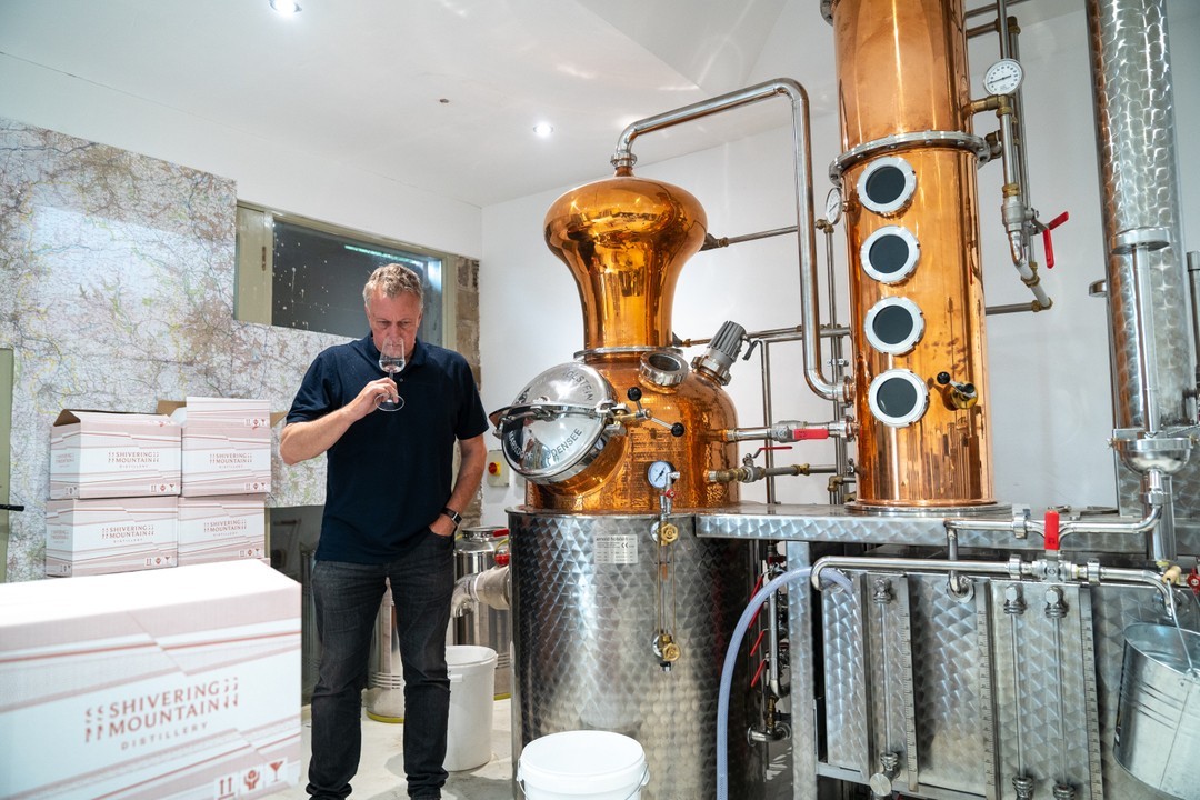 You've probably noticed we are a fan of Shivering Mountain Gin at The Plough. This is the founder Nick, doing what he does best.
#bedandbreakfast #visitpeakdistrict 
#hathersage #countrysidelife #ploughinnhathersage 

Image and text by #ShiveringMountainGin