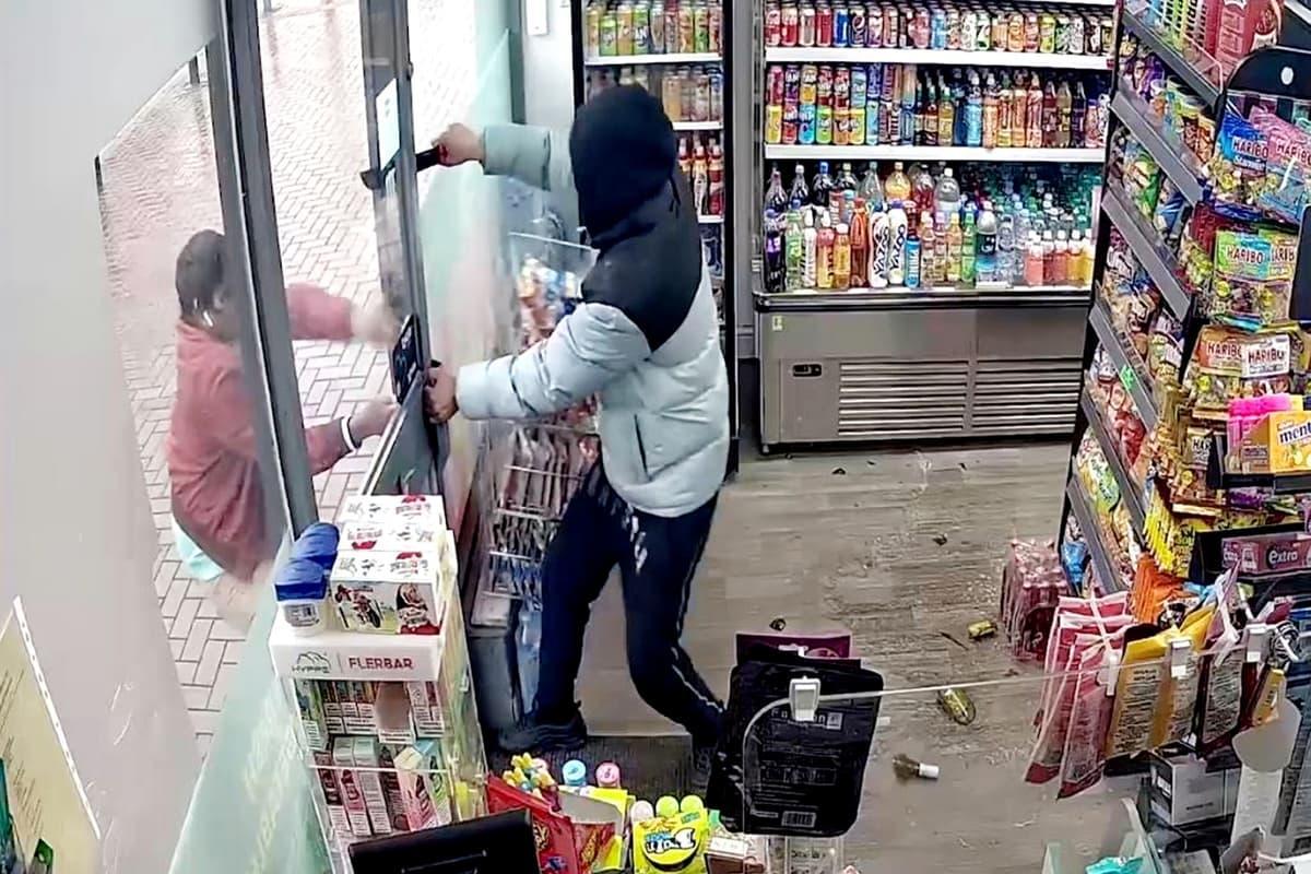 Watch as hero shopkeeper foils knife raider by locking him inside store newcastleworld.com/read-this/mach…