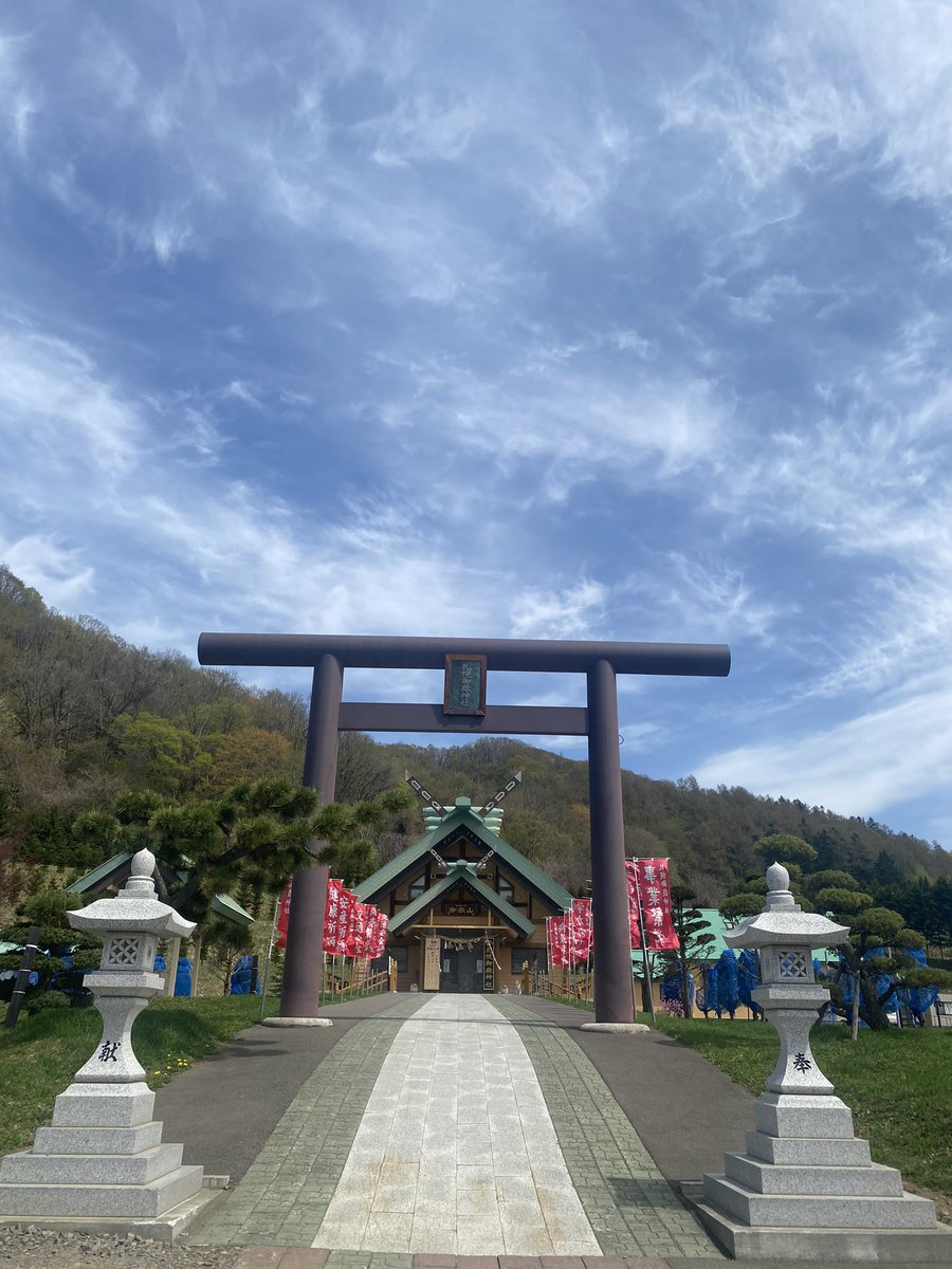 ウチのワンコ、昨日🌈お空に旅立ちました 今日は札幌御嶽神社の横にあるペット霊園へ 風は強いけど晴れてて良かった 千木の上の雲、ウチのワンコに似てる☺️ お空でも楽しんでね✨