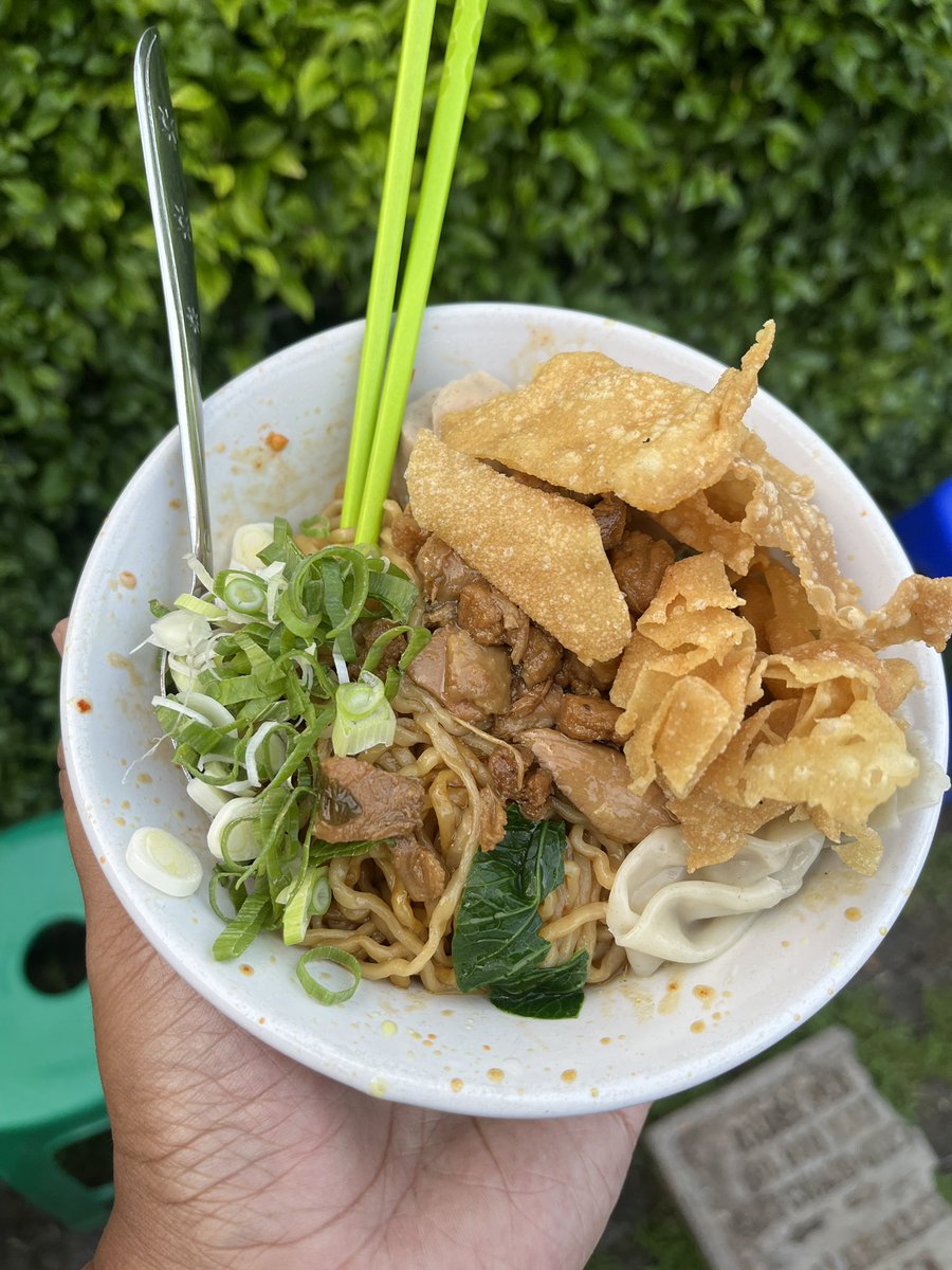 Makan sore Mie Ayam Berkah di bawah Stasiun LRT Kuningan. Seporsi nikmat Rp18K. Yang bikin tambah nikmat seperti ada rasa2 kari ❤️ #dhkh