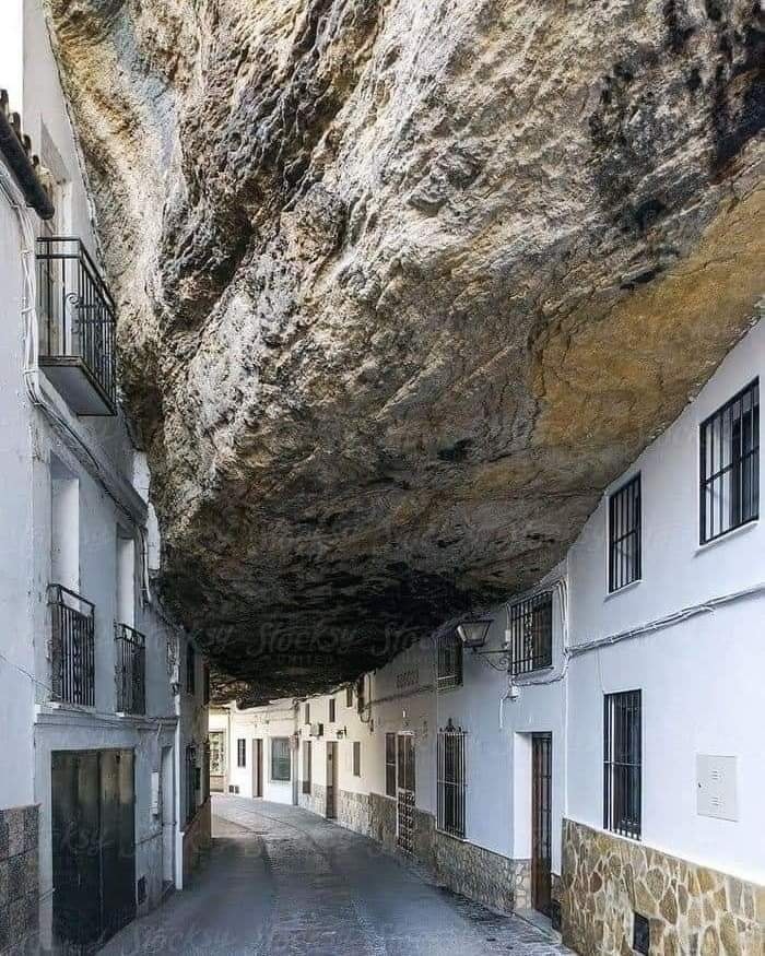 🏠✨ Nestled in Andalusia, Spain, the picturesque village of Setenil de las Bodegas is a marvel of natural architecture! Houses here aren't just built on the land—they're carved into towering rock cliffs. With rock overhangs as roofs and cliffs as walls, this town blends the…