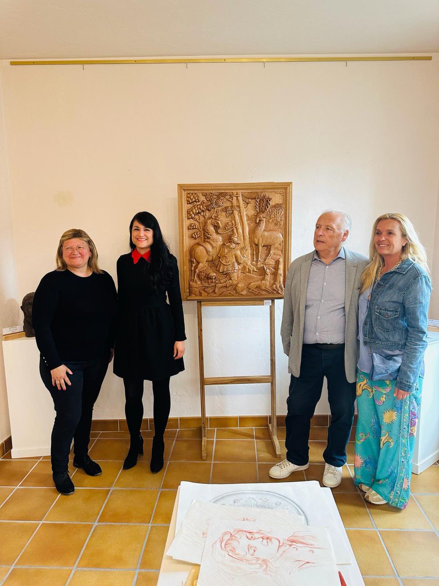 En compagnie de mon ami Antoine Veran, maire de Levens à la Galerie du Portal pour découvrir la magnifique exposition d’Hervé et Valérie Riou ! Jusqu’au 26 mai, ce mélange de peintures colorées et de sculptures sur bois fera le bonheur des amateurs d’art !