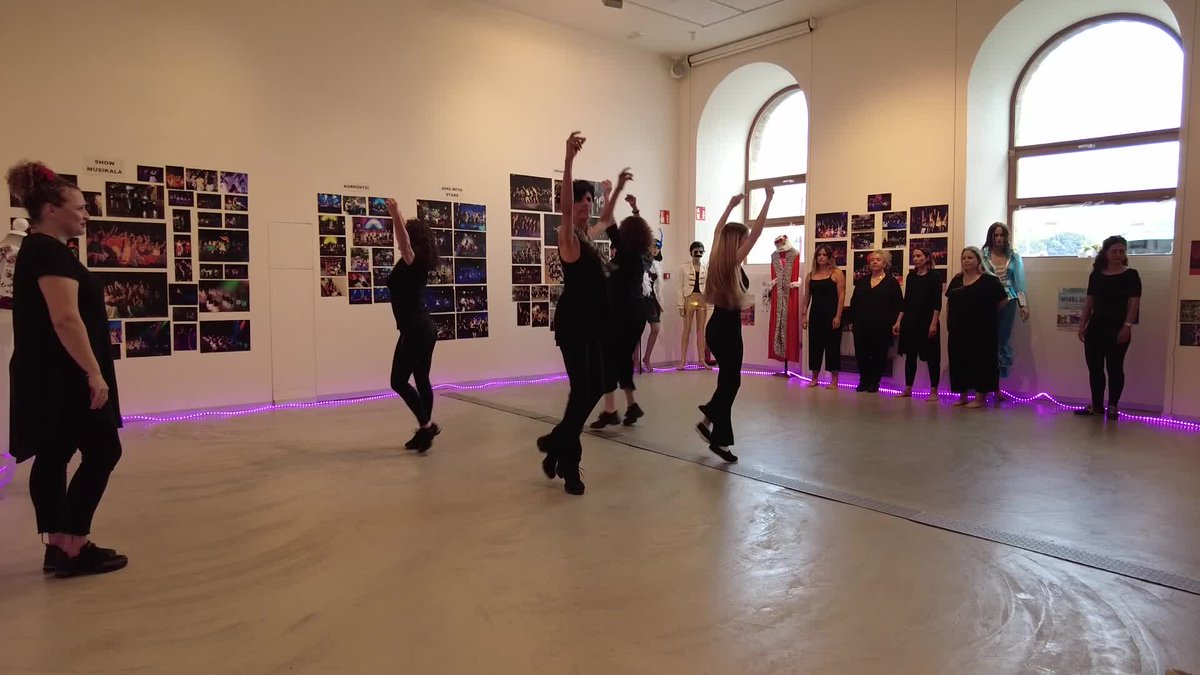 Maiatzaren 12a bitartean egongo da Oxford aretoan, eta 2011n sortu zenetik egin dituzten hainbat eta hainbat emanaldiren argazki nahiz jantziak ikus daitezke bertan. erlotelebista.eus/azken-berriak-…