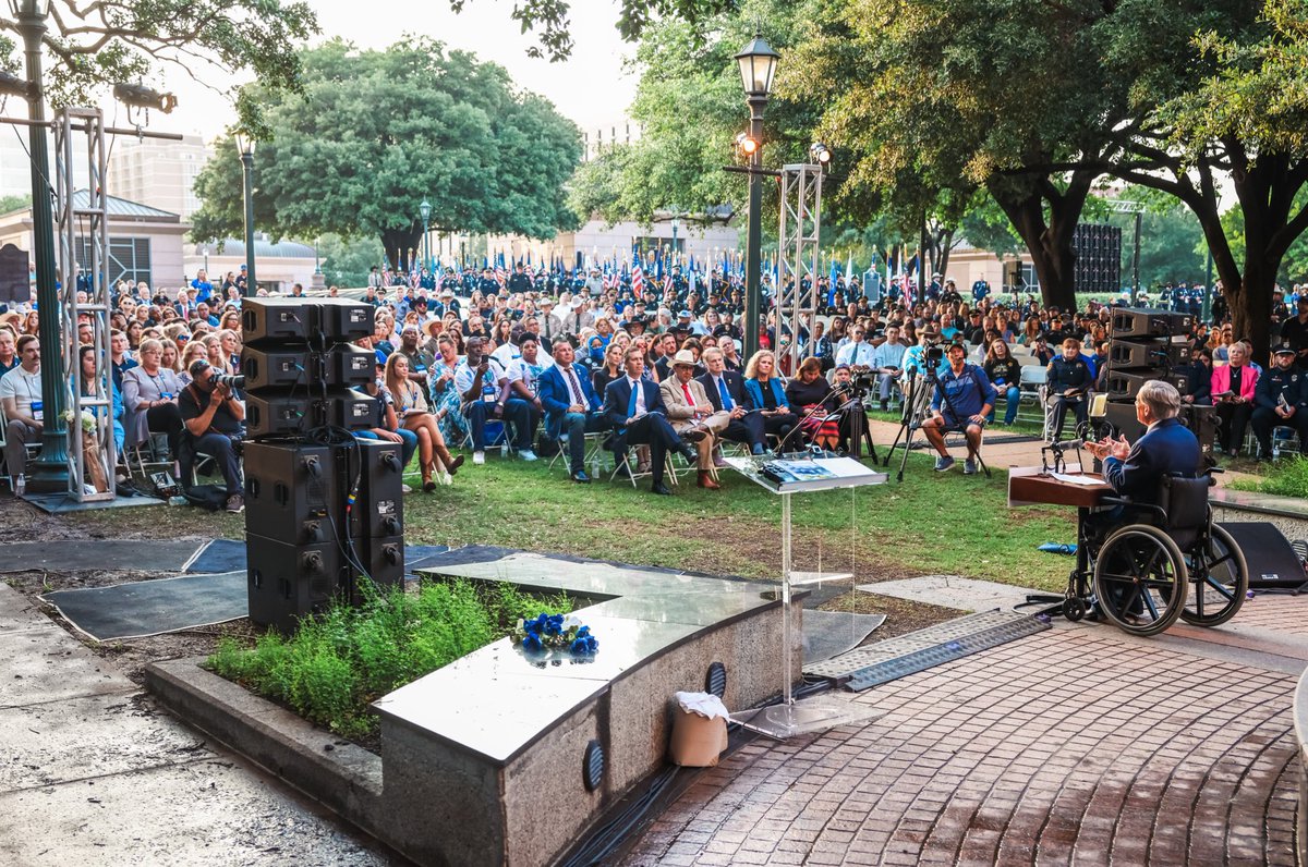 Our law enforcement officers represent the very best of us. Honored to join families of fallen peace officers last night at Texas' Peace Officers Memorial Ceremony. We will never forget the sacrifices of these unsung heroes—and their loved ones. Texas is eternally grateful.