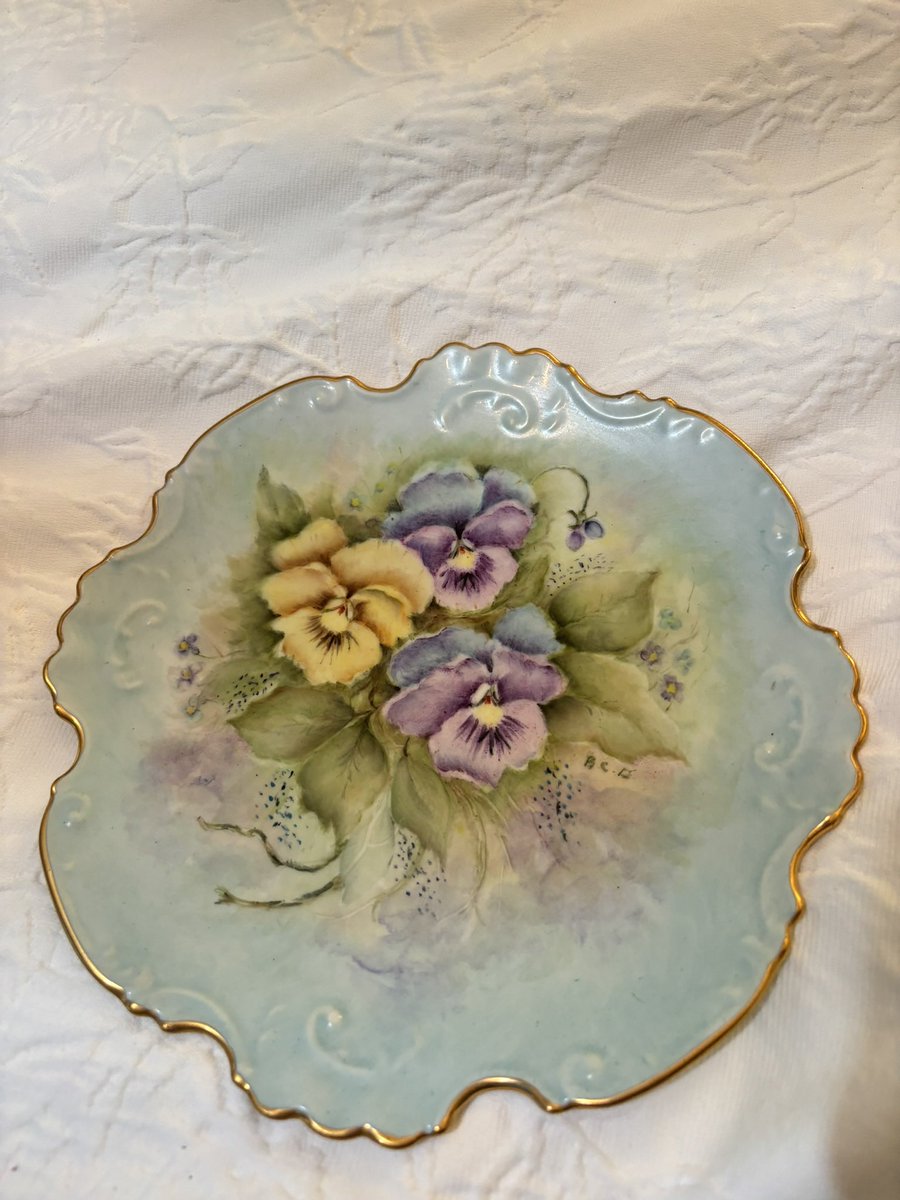 GM frens. My grandmother and namesake painted beautiful China. This is one of many treasured pieces. 🐸🌼