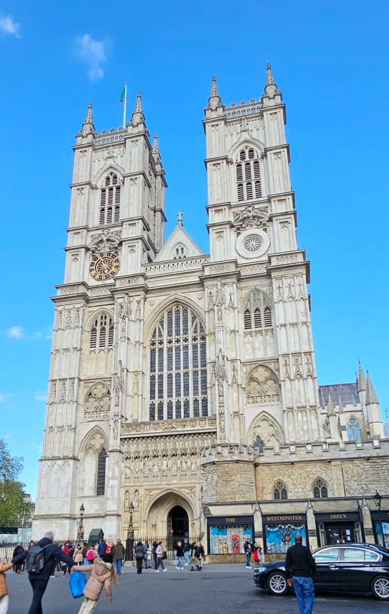 Westminster Abbey, London.

Founded in 960.

Host of every Coronation since 1066.

Holy resting place of 17 monarchs.

Cathedral dedicated to God & to celebration of great events.

Proudly flying 🇿🇲 flag to mark 100 years since birth of Zambia's First President Dr Kenneth Kaunda.