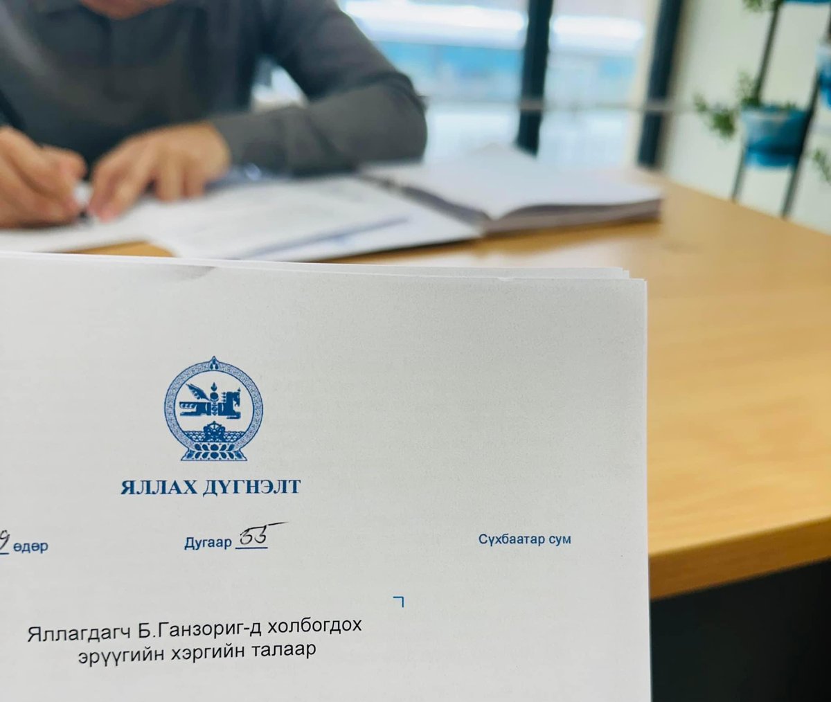 МОНГОЛЫН ЭМГЭНЭЛ

Хөдөлмөрийн баатар, тэрбумтан, газар тариалангийн магнат Л.Чинбат хэмээх этгээд 2023 оны 6-р сарын 23-ны өдөр Тоёота Ланд круйзер 200 маркийн автомашинаараа дайрахаар морьтой залуусыг хөөж, элдэж байгаа бичлэг ил болсон. 

Тэрбээр машиныхаа цонхоор бичлэг хийж