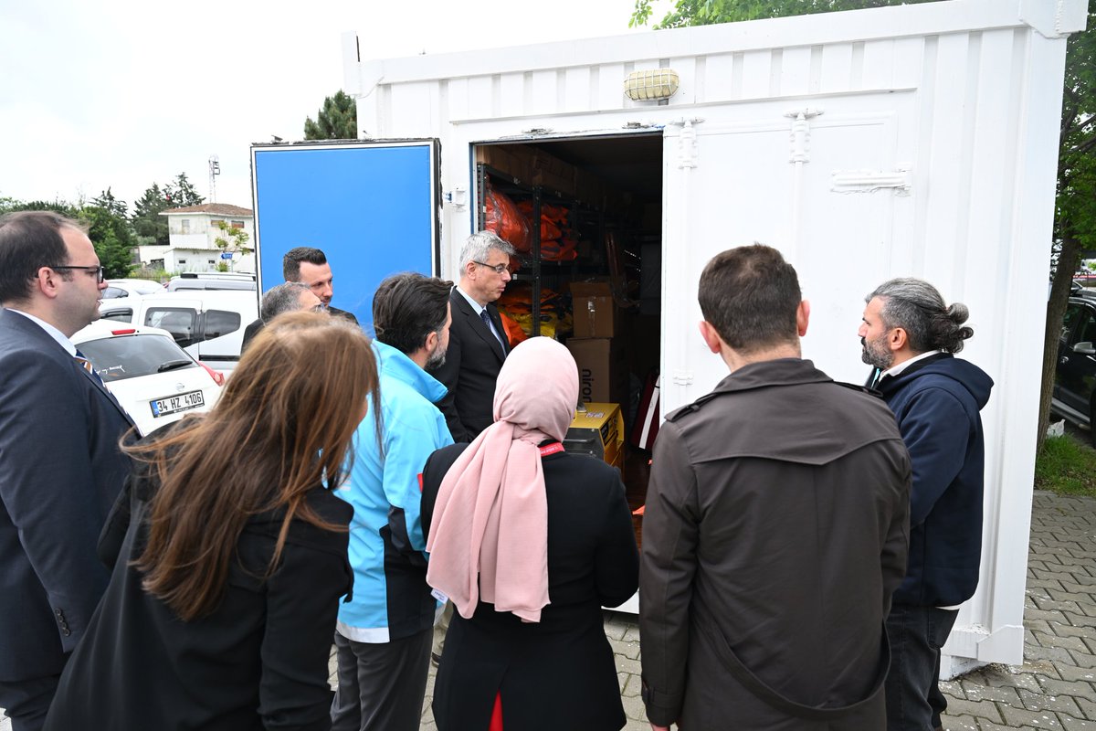 İl Sağlık Müdürümüz Prof. Dr. Kemal Memişoğlu, Çatalca İlyas Çokay Devlet Hastanesi Başhekimi Op.Dr.Aydın Yıldız'a hayırlı olsun dileyerek, hastane işleyişi hakkında bilgi aldı.UMKE konteyneri içindeki malzemeleri kontrol ederek, Hastane afet planına uygunluğu için teşekkür etti.