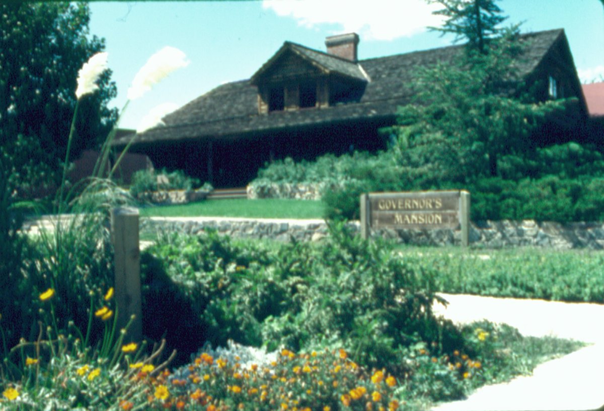 PIC OF THE DAY!
1986 photo of the Governor's Mansion: (It has never changed location.)
#PrescottAZHistory #PrescottAZ