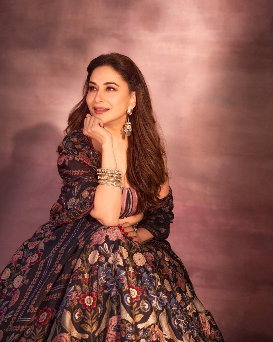 MadhuriDixit's tweet photo. Eyes that tell a thousand stories ❤️

#MondayMood #photooftheday #photoshoot #dancedeewane https://t.co/aCj08O1z2c