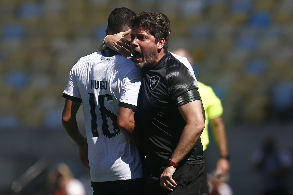 Um dos destaques do Botafogo de Artur Jorge, a bola parada da equipe melhorou bastante desde a chegada do português. A situação muito se dá por um motivo: o comandante tem João Cardoso, que trabalha especificamente esse tipo de jogada. O auxiliar tem um impacto maior em jogadas…