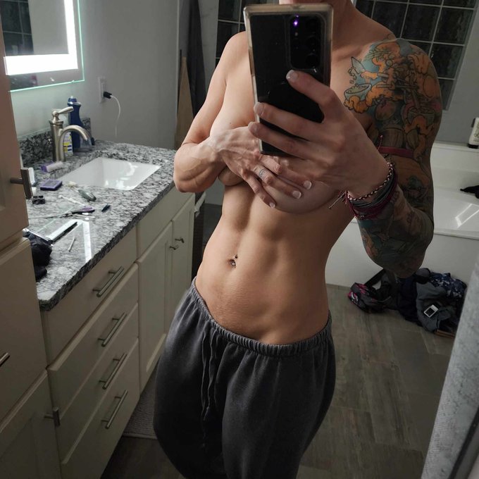Abs still mostly there. https://t.co/koHvYPfxml
