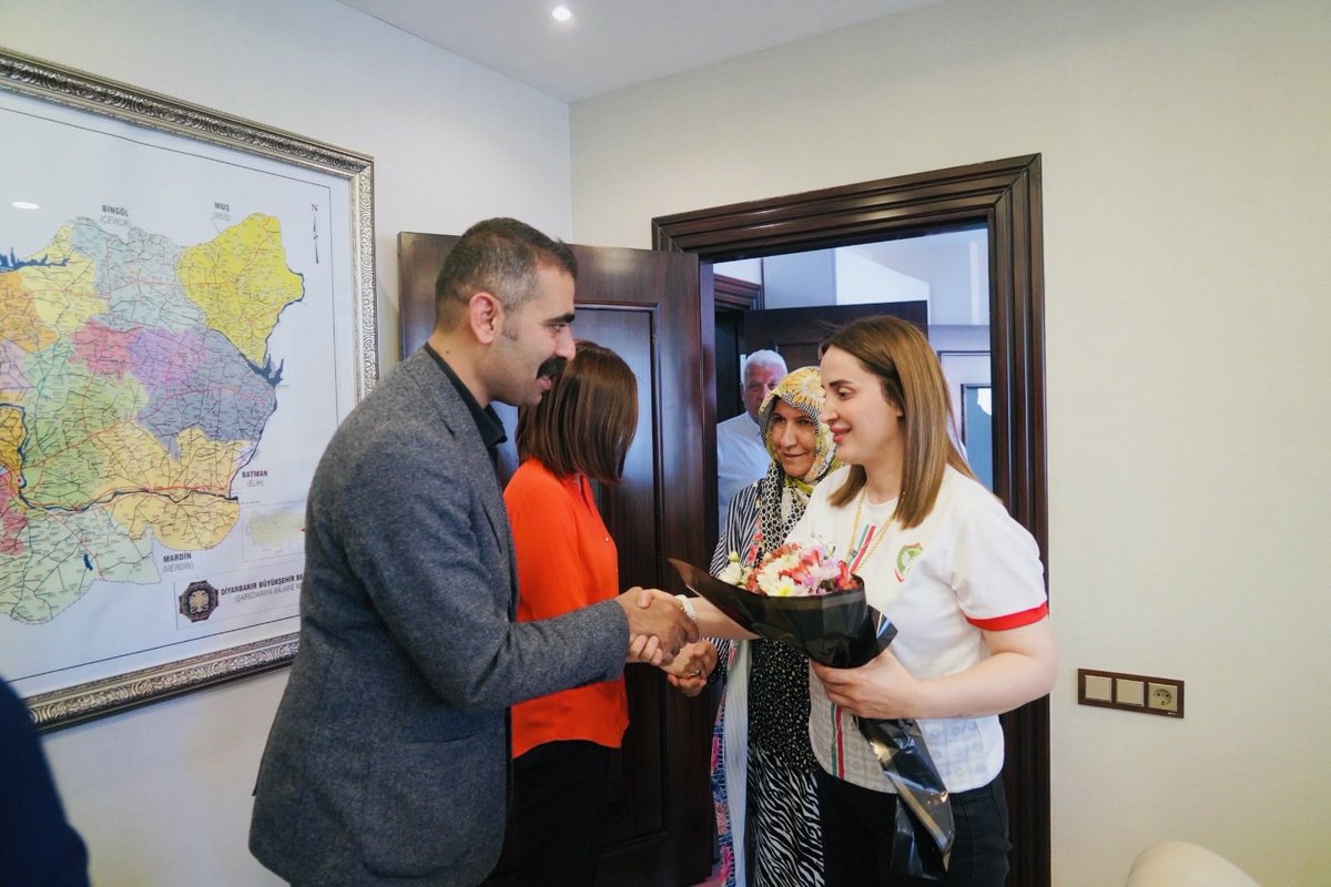 MeralKahrmn's tweet photo. Diyarbakır Büyükşehir Belediye Başkanımız Sayın Serra Bucak ve Sayın Doğan Hatun Başkanlarımızı  ziyaret ettik, Başarılar diledik.Güzel işlere imza atacaklarından eminiz 👏Yolunuz açık olsun. #Serkeftın @serrabucak @doganhatundbb ⁦@remzikaymakk⁩ https://t.co/SQ4PVrIG85