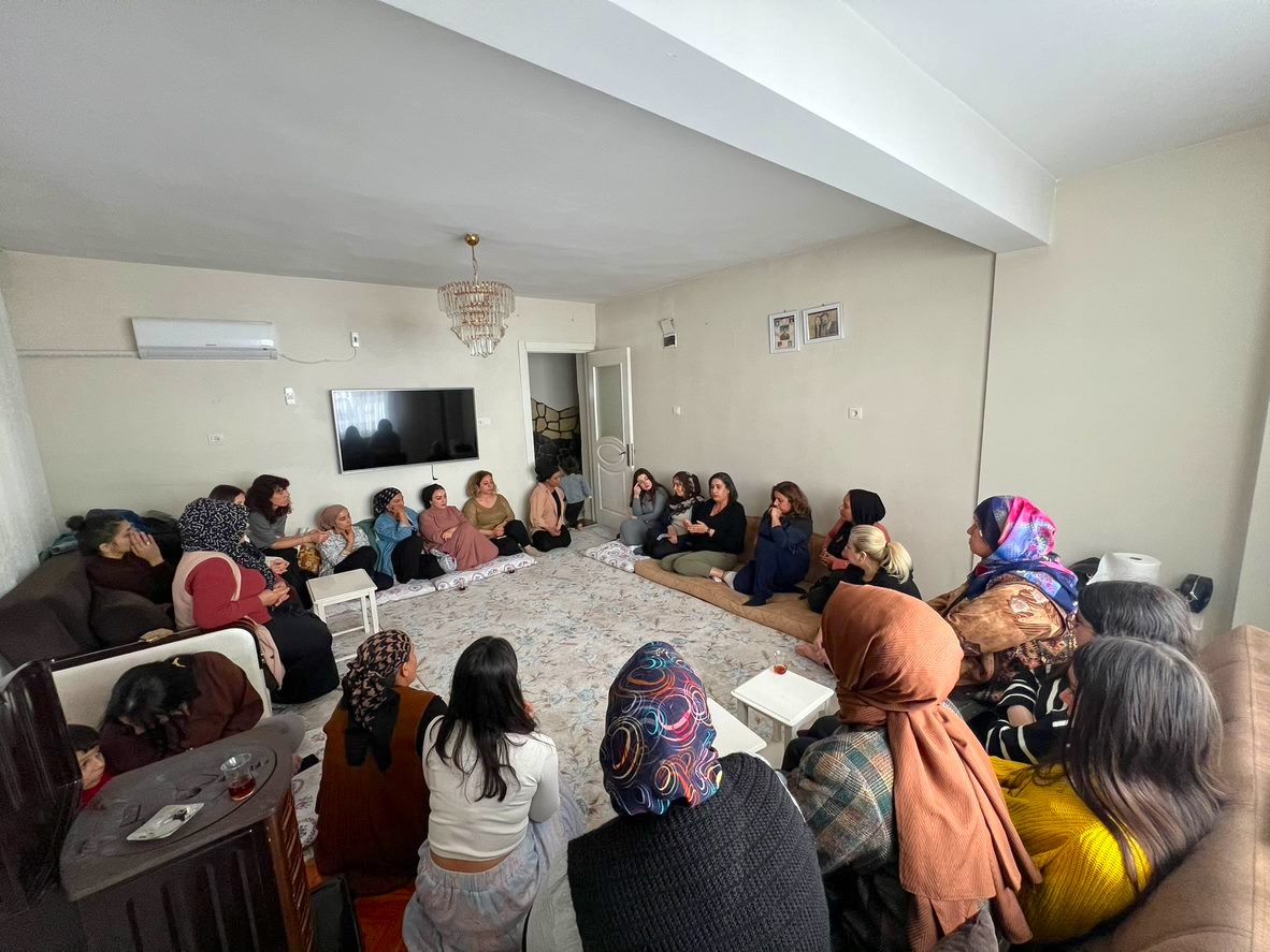 Depremden doğrudan veya dolaylı olarak etkilenen kadınlarla Adıyaman ve Mersin’de buluştuk. 📣📣 Yaklaşık 120 kadınla bir araya geldiğimiz buluşmalarda bir yandan kadınların süren ihtiyaçlarını konuşurken bir yandan da kadınların yaşadıkları zorlukları dinledik. +