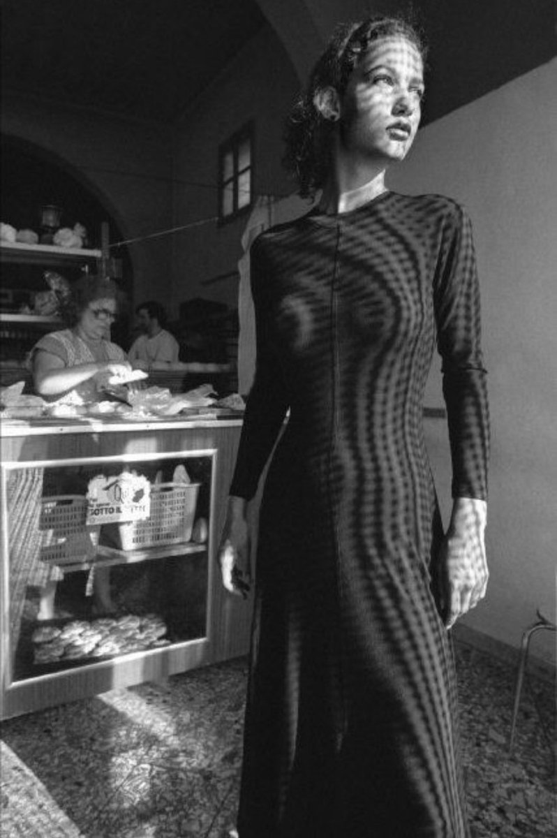 Marpessa at the bakery, Porticello, Sicily, 1987 - Ferdinando Scianna
