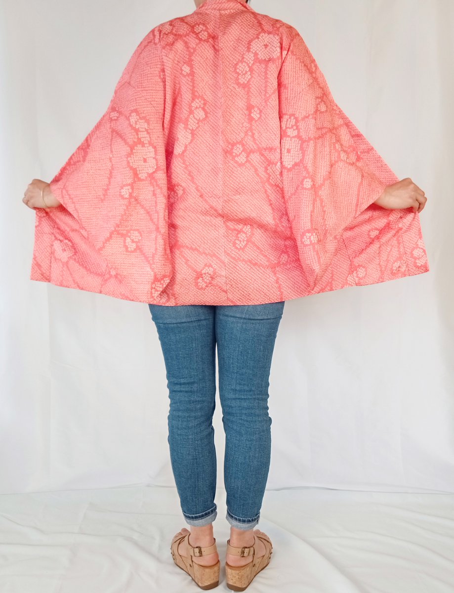 Coral Pink Shibori Silk Haori Jacket, Vintage Japanese Kimono Jacket for Women with Floral Pattern, Kimono Cardigan, Gift for Her etsy.me/3Un1tBE #kimono #jacket #womensfashion #Japan #giftforher #etsyshop #epiconetsy #shopsmall