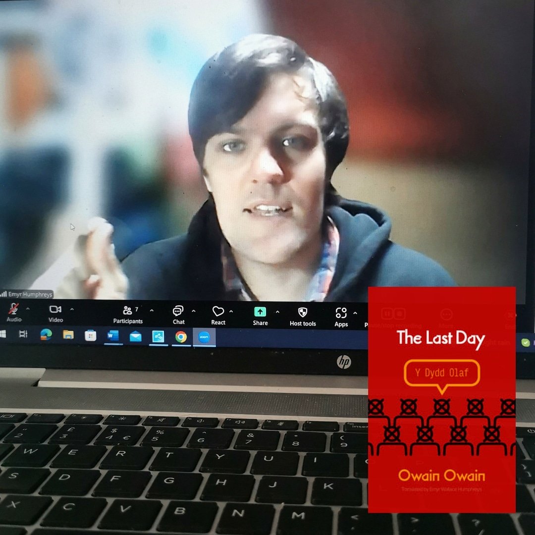 Diolch o galon i @emyrwallace am ymuno gyda ni i drafod ei yrfa ar gyfer sesiwn olaf y modiwl CY-335 Cyfieithu heddiw. Mae The Last Day, ei gyfieithiad o'r nofel Y Dydd Olaf gan Owain Owain (1976), yn cael ei chyhoeddi gan @parthian_books ym mis Mehefin 📚✨