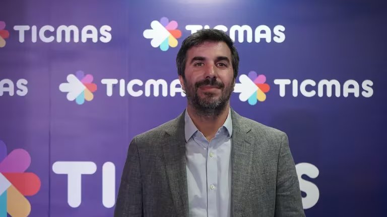 Roberto Bunge, director del Departamento de Ingeniería y de la carrera de Ingeniería en Inteligencia Artificial de la Universidad de San Andrés, habló en el auditorio de Ticmas sobre la enseñanza de la #InteligenciaArtificial >> ow.ly/MQEa50RqOsW