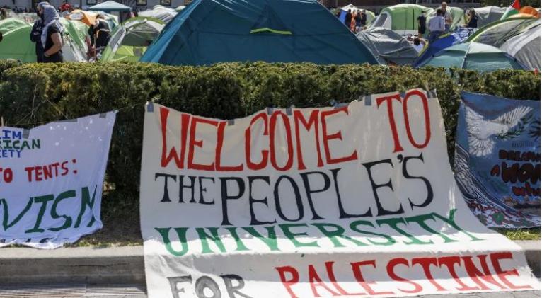 Las protestas estudiantiles en contra de la guerra en #Gaza se extendieron durante el fin de semana a decenas de universidades en todo #EstadosUnidos, llevando a cientos de arrestos y enfrentamientos entre los manifestantes y fuerzas del orden. #PalestineFree #CubaPorLaPaz