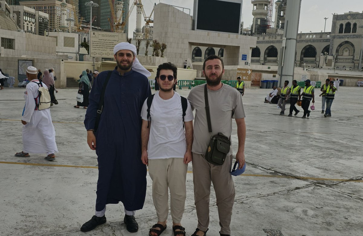 Filistinli Naim, Üsküdarlı Abdulkerim ile beraber Kabe'den selamlar.