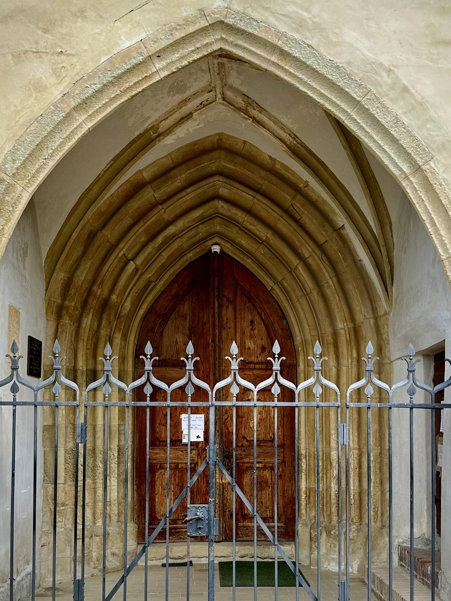 Gothic portals of fortified churches in Saxon Transylvania: 1st photo - Honigberg/ Harman, mid-14th c, 2nd photo - Schassburg/ Sighisoara, late 15th c. #gothic #gothicportal #fortifiedchurch #honigberg #harman #schäßburg #sighisoara #saxontransylvania #transylvania