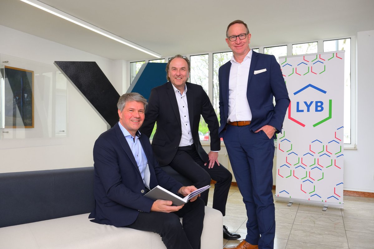 LyondellBasell has secured a location to build an integrated plastic waste #recycling hub in Knapsack, Germany. This innovative hub will combine advanced sorting and recycling, tackling plastic waste and promoting a #circulareconomy. Learn more: lyondellbasell.com/en/news-events…