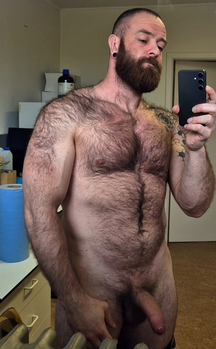 Getting beefy around the stomach and I think I like it 🐻 #hairy #hairymuscles #hairytorso #BeardedDaddies